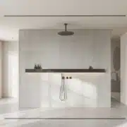 Gemütliches Hotelbadezimmer mit Dusche und Accessoires, Panoramafenster